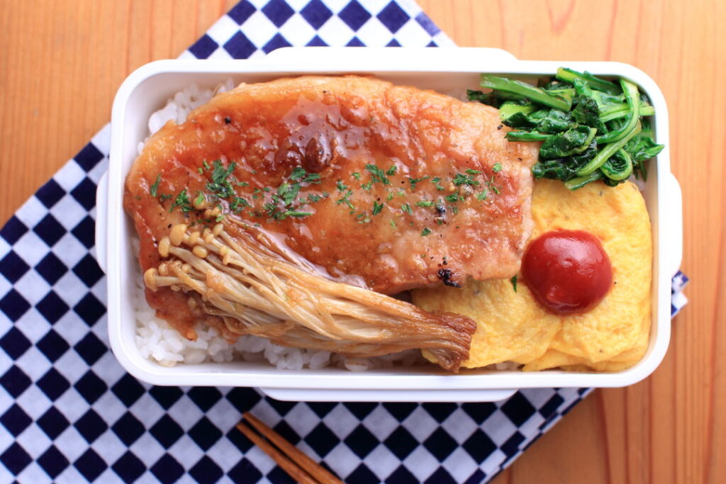 豚ロース肉の甘酢照り焼きとプレーンオムレツののっけ弁当