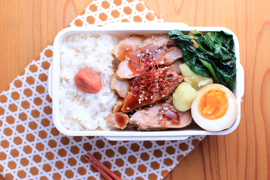 煮豚、煮卵、粉吹きいも、小松菜のにんにく炒めのお弁当