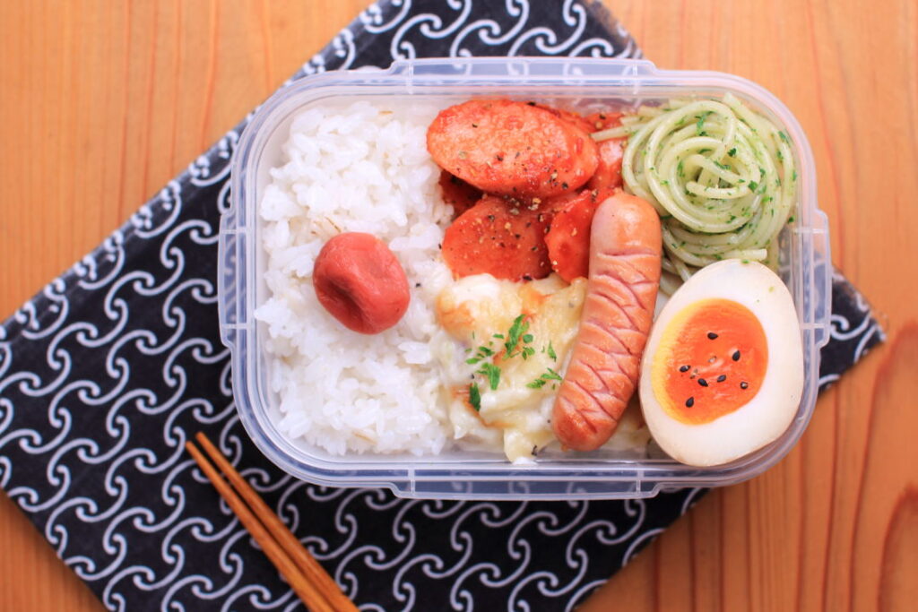 魚肉ソーセージのトマトケチャップ炒めと春菊のパスタ