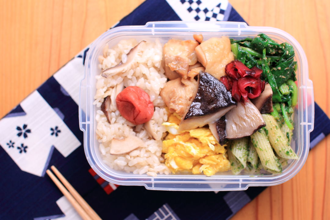 椎茸の炊き込みご飯と椎茸のトースター焼きのお弁当