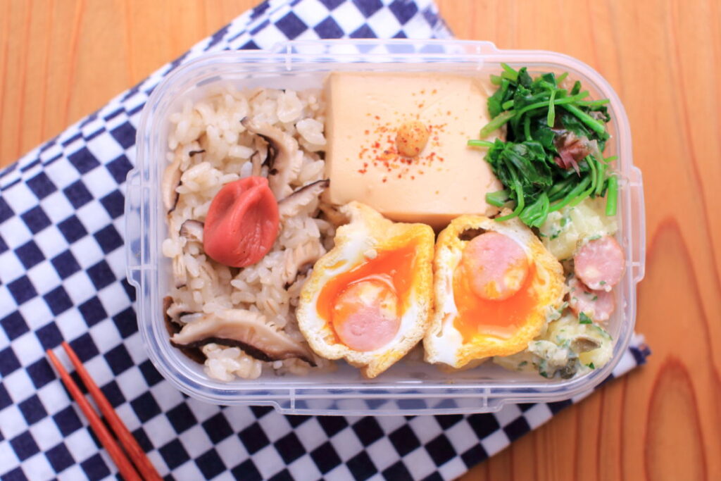 甘辛く煮た絹ごし豆腐と三つ葉のおかか和えのお弁当