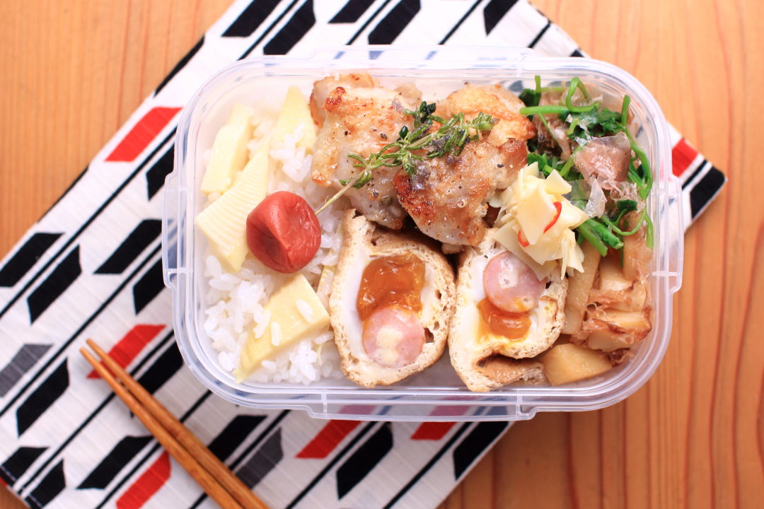 筍ごはんと鶏もも肉の香草焼きのお弁当