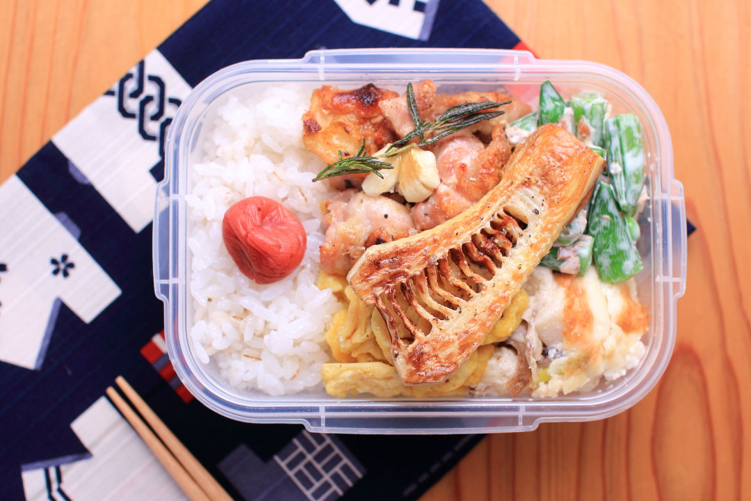 チキンソテーのお弁当と愛用している小さなスキレット