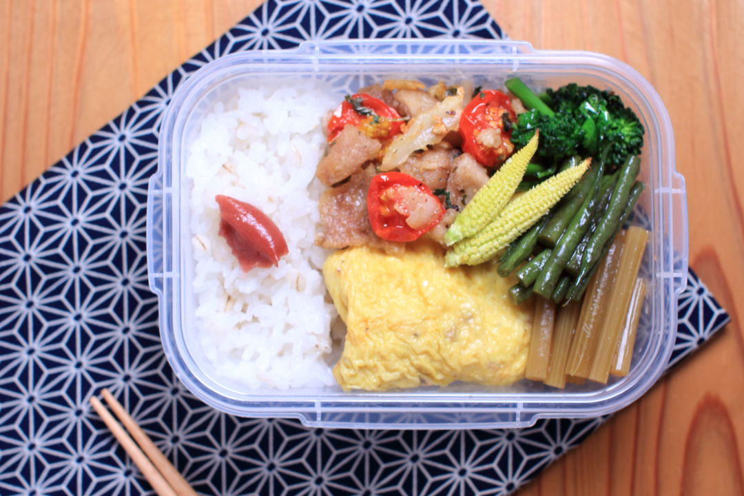 お弁当は鶏皮のおかず