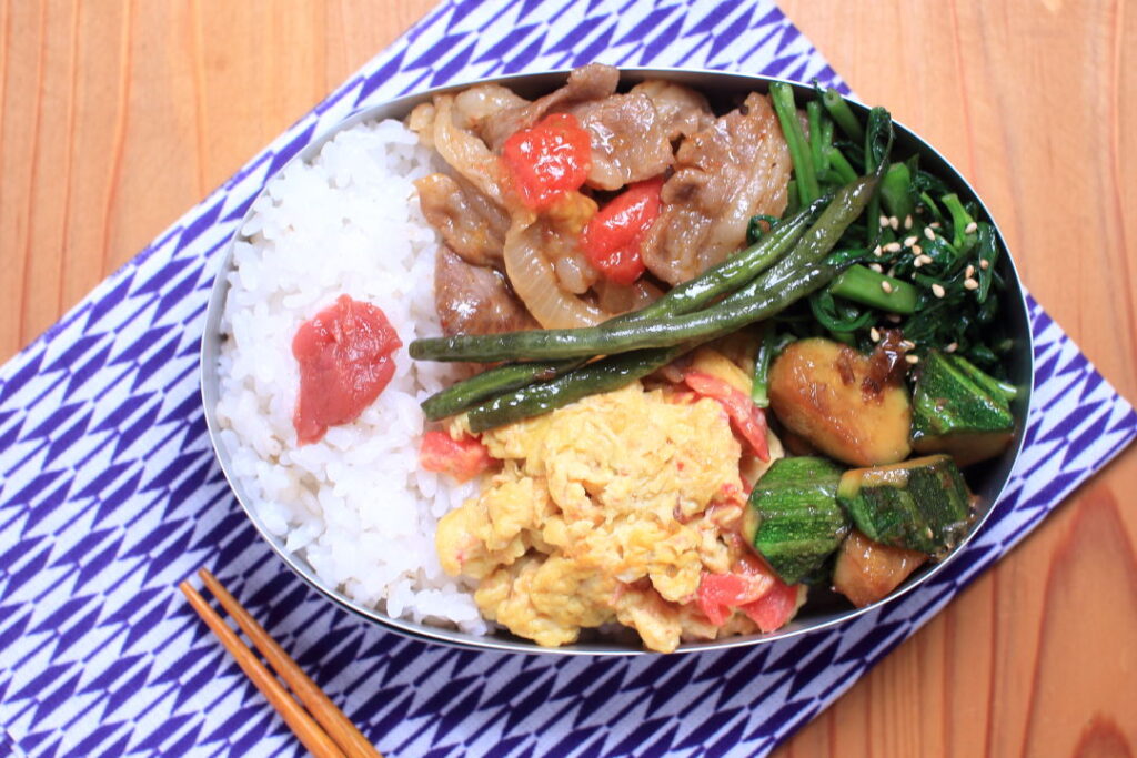 豚と玉ねぎの甘辛煮。トマトのうま味に驚かされた。