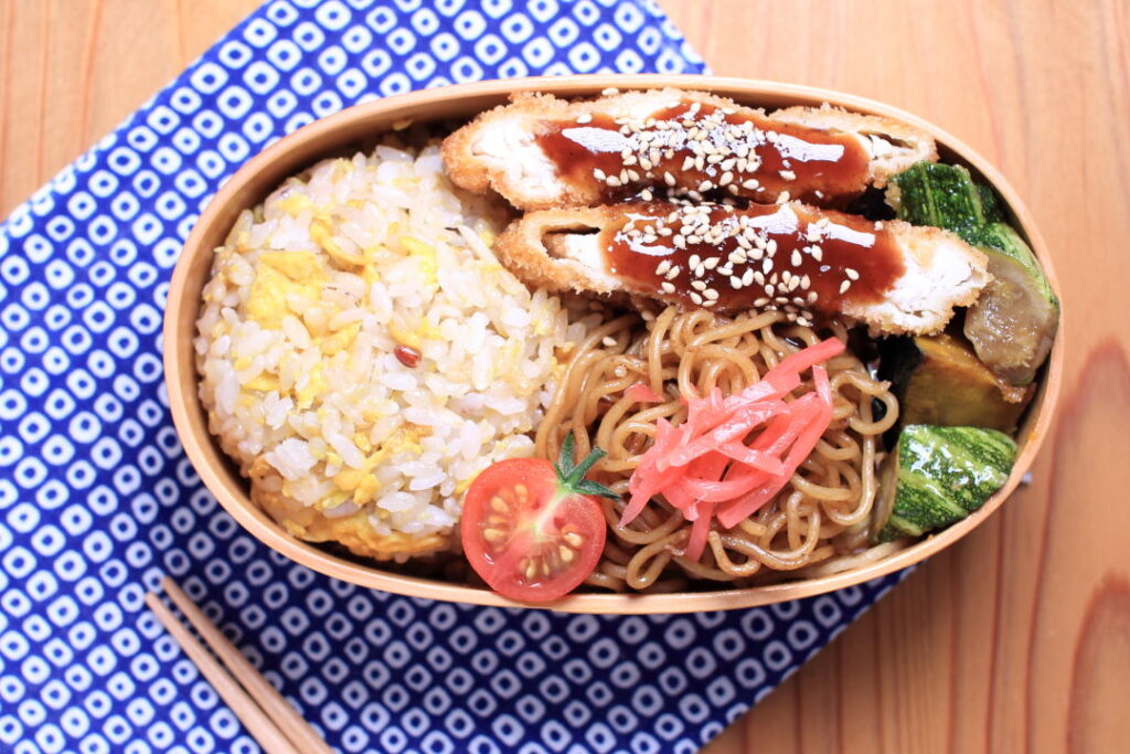チャーハンと焼きそばのお弁当。やる気のない日のズボラ弁当。