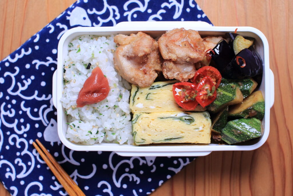 初心に帰って普通のお弁当。鶏唐揚げと卵焼き。