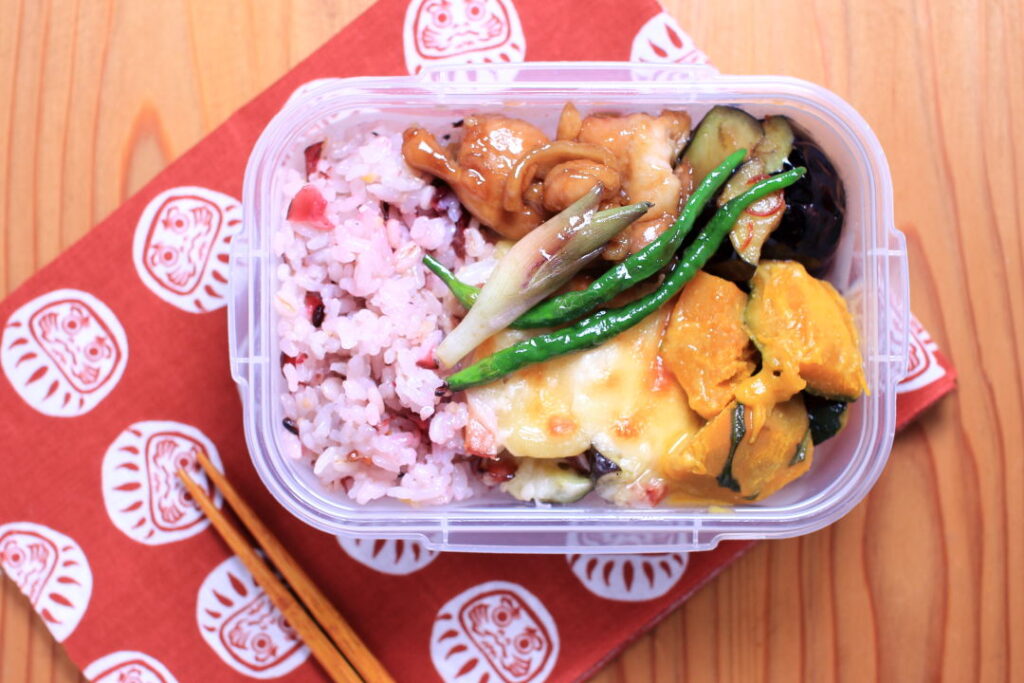 鶏もも肉の照り煮。グラタンと南瓜のミルク煮のお弁当。