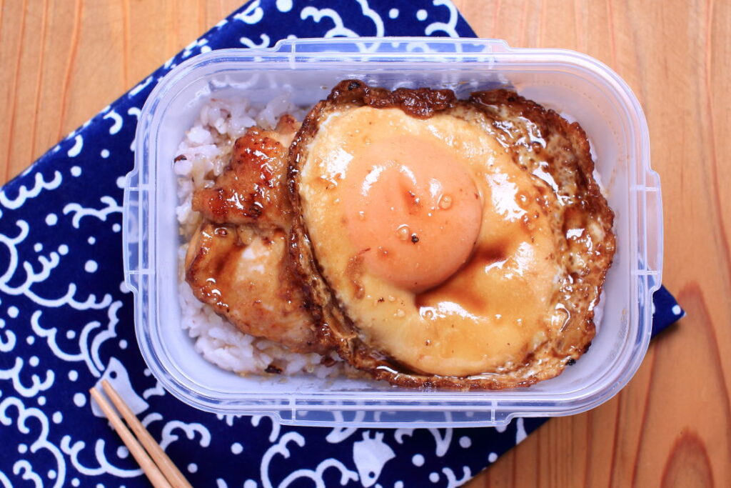 寝坊した朝ののっけ弁。ジャンクフード的なてりたまチキン。