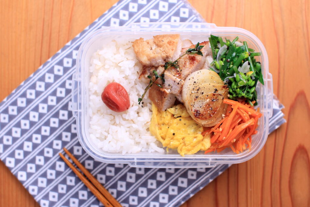 豚の塩麹焼きのお弁当。連休も開けて平日ダイエット再開。