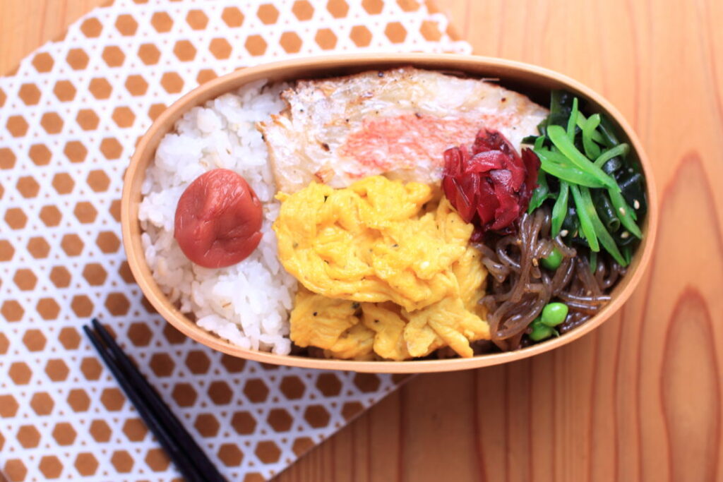 赤魚粕漬けのお弁当。スナップエンドウをさやと実に分けた。