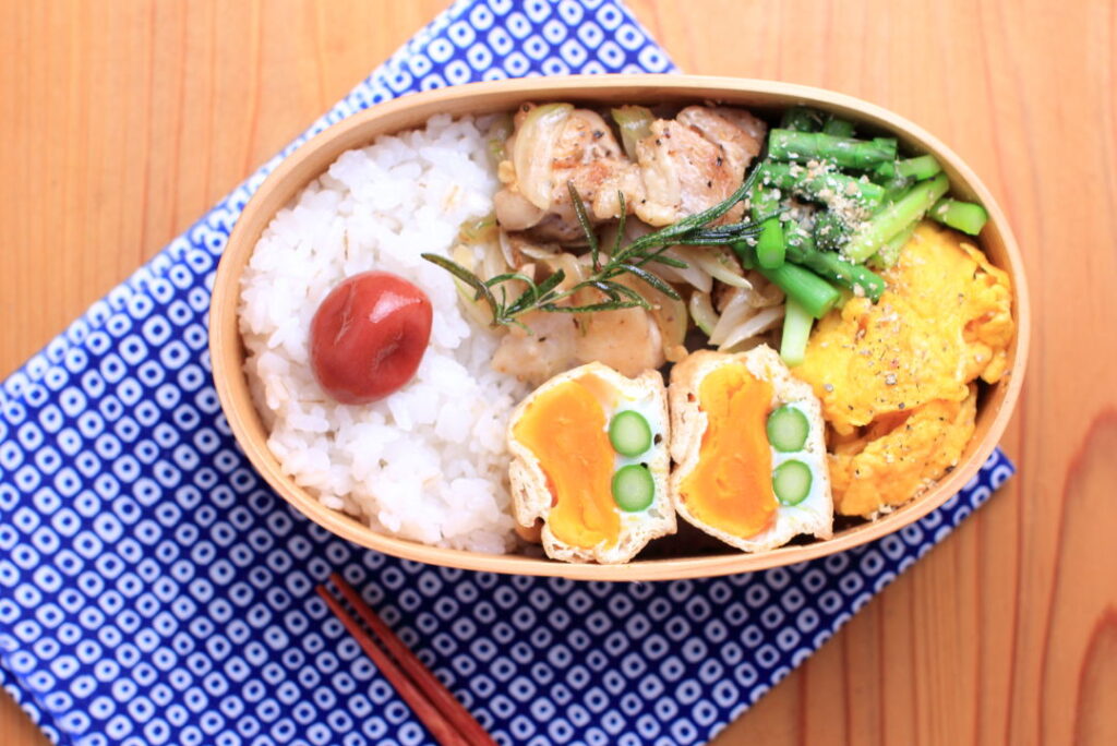 クミン風味のチキンソテー。ひとサイズ大きな曲げわっぱ。