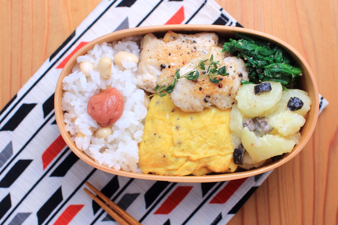 探り掘りしたジャガイモと大豆ごはんのお弁当。