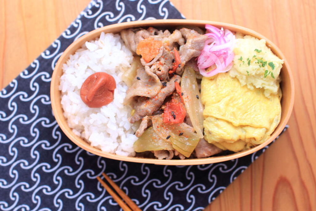 豚とトマトの甘辛煮とプレーンオムレツのお弁当