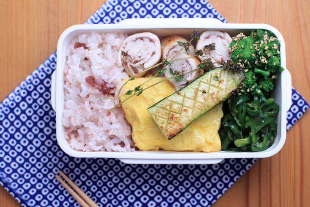 鶏胸肉の梅肉巻きのお弁当。オレガノとミントの強剪定&乾燥。