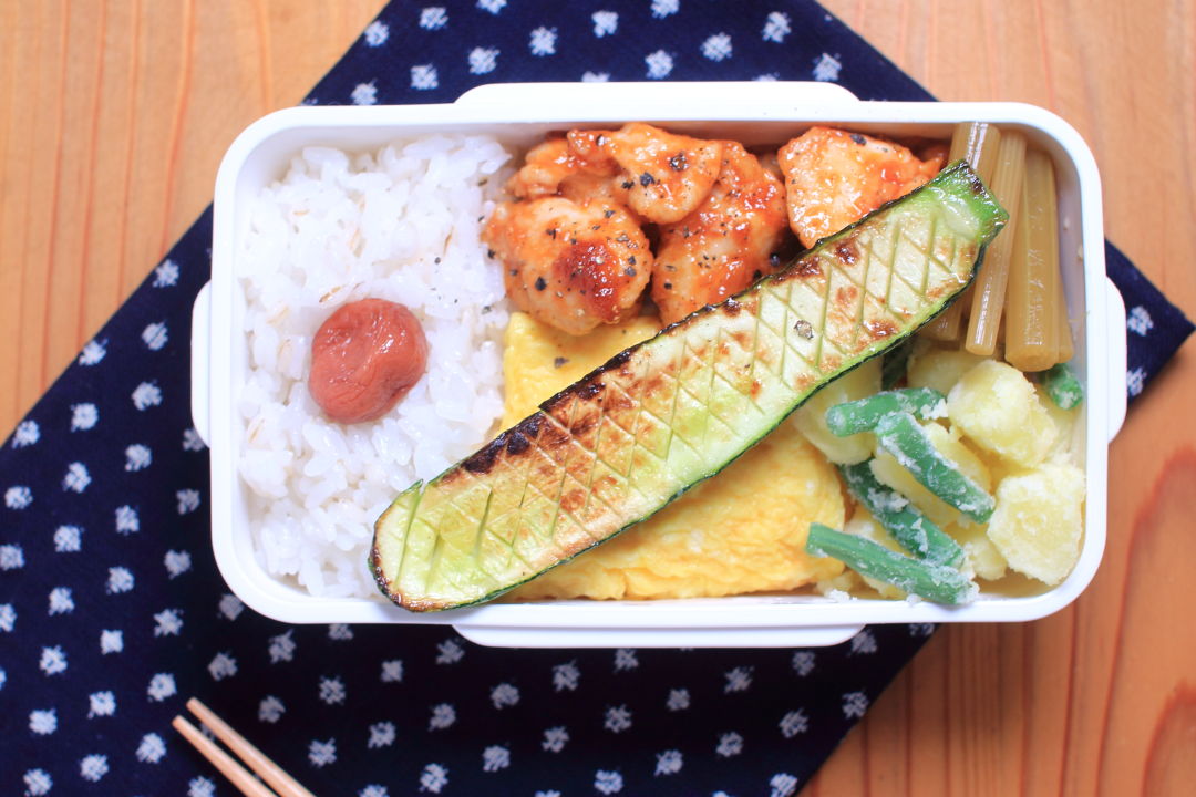 鶏むね肉のケチャップ炒めとフキの土佐酢漬けのお弁当