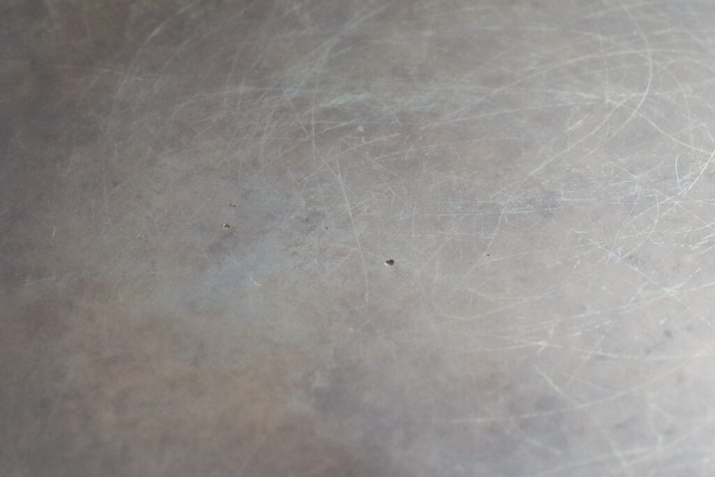 鉄フライパンに開く小さな穴