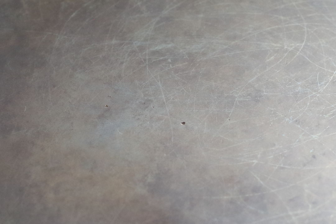 鉄フライパンに開く小さな穴
